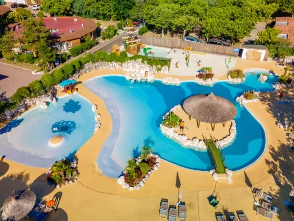 Piscina per bambini con spray park e barca d'acqua al Roan camping Tahiti.