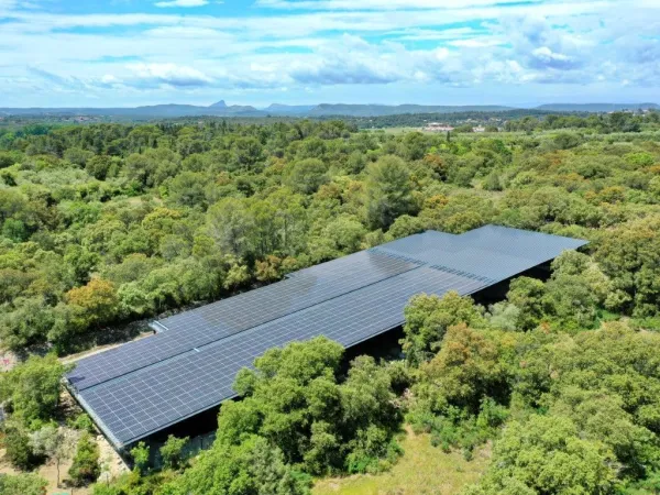 Parco a pannelli solari di 1.200 m² al campeggio Roan Domaine de Massereau.