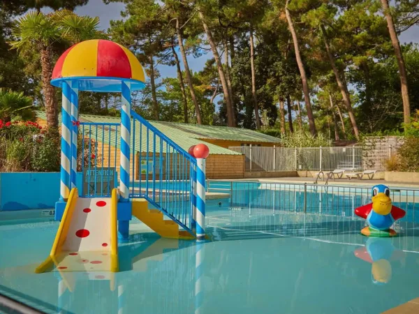 Piscina per bambini con scivolo al campeggio Roan La Pinede.