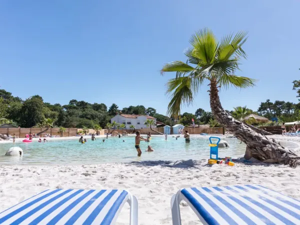 Bambini che giocano nella piscina laguna del campeggio Roan La Clairière