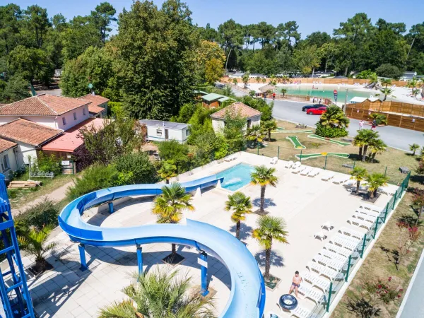 Scivolo e piscina laguna al campeggio Roan La Clairière