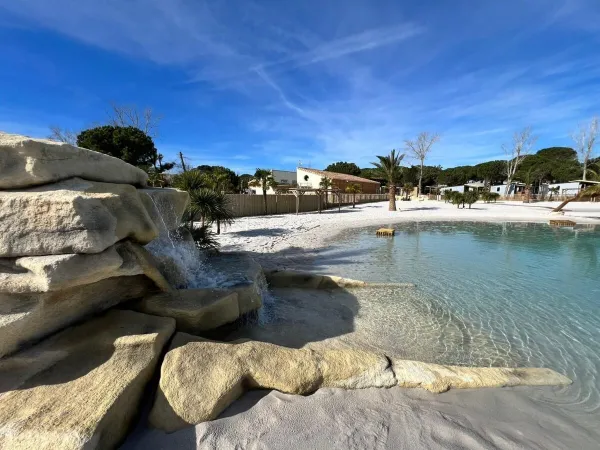 Cascata nella piscina lagunare in fase di sviluppo per la stagione 2024 al campeggio Roan Domaine de la Yole.