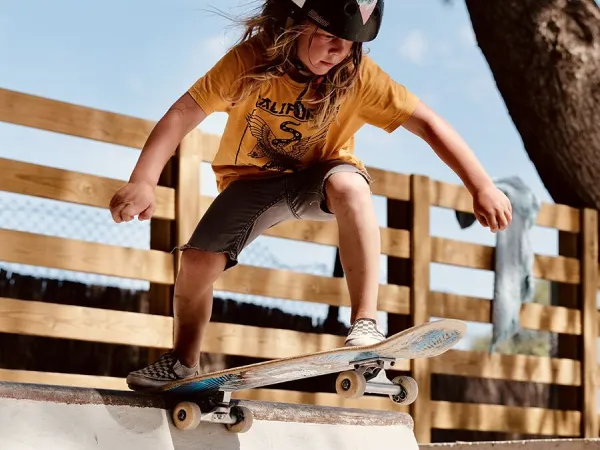 Skateboarding al campeggio Roan El Garrofer.