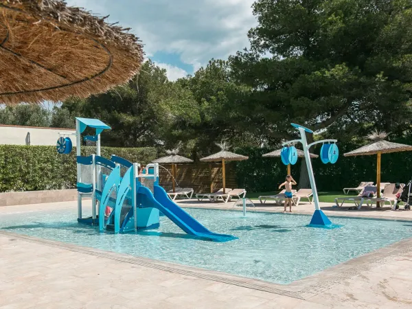 Piscina per bambini con attrezzature da gioco al campeggio Roan El Garrofer.