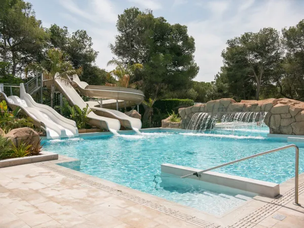 Bella piscina con scivoli e irrigatori al campeggio Roan El Garrofer.