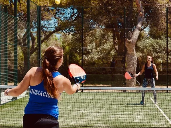 Giocare a padel al campeggio Roan El Garrofer.