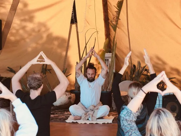 Lezione di yoga al campeggio Roan El Garrofer.