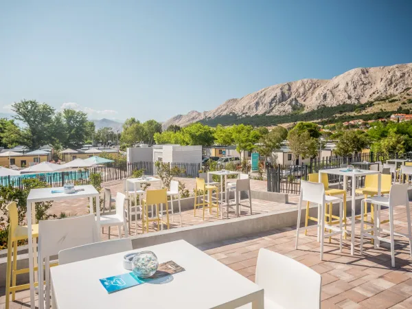 Terrazza soleggiata al campeggio Roan Baška Beach Camping Resort