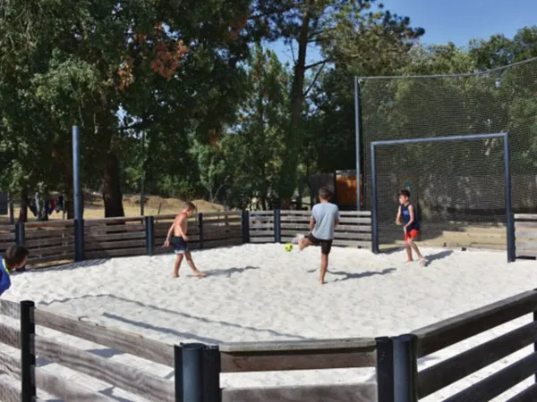 Calcio in spiaggia al campeggio Roan Cala Canyelles.