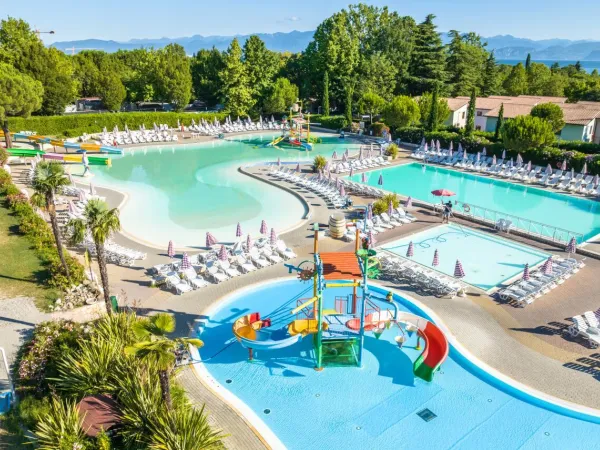 Panoramica della variegata area piscine del campeggio Roan Bella Italia.