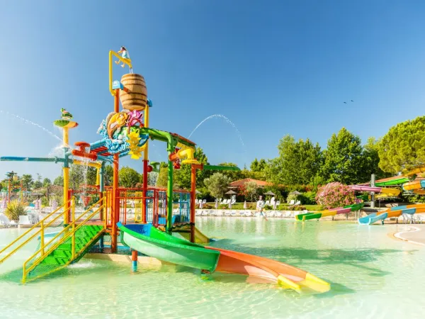 Parco giochi acquatico nella piscina laguna del campeggio Roan Bella Italia.