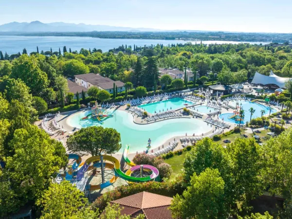 Panoramica della piscina del campeggio Roan Bella Italia sul lago di Garda.