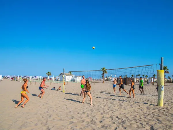 I vacanzieri giocano a beach volley al campeggio Roan Sole Family Camping Village.