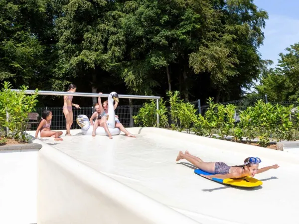 Bambino fuori dallo scivolo del campeggio Roan Birkelt