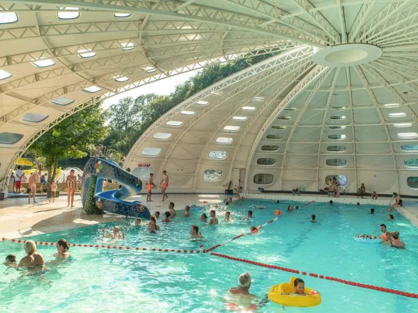 Piscina coperta al campeggio Roan hu Birkelt village.