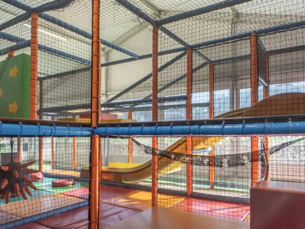 Parco giochi al coperto presso il campeggio Roan hu Birkelt village.