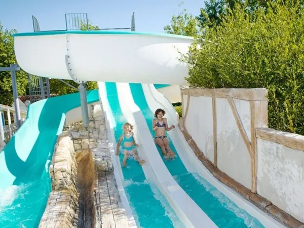 Scivoli in piscina al campeggio Roan Le Domaine de Beaulieu