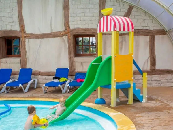 Piscina per bambini con acquascivolo al campeggio Roan Le Domaine de Beaulieu