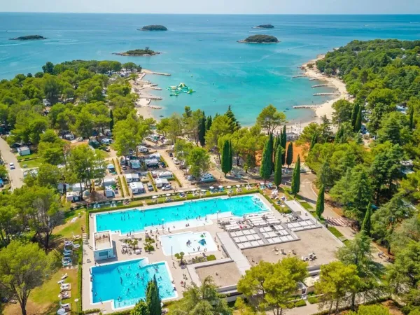 Piscina e spiaggia del campeggio Roan di Valkanela