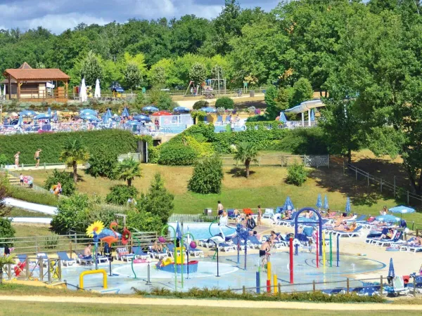 Panoramica del parco acquatico e delle piscine in lontananza del Roan camping Saint Avit Loisirs