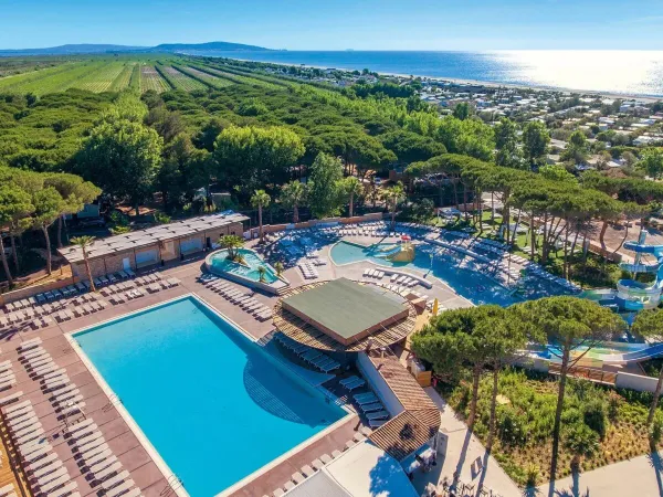 Panoramica della piscina del Roan campeggio Le Castellas.