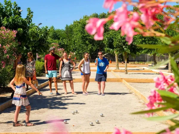 Una famiglia gioca a bocce al campeggio Roan Le Castellas.