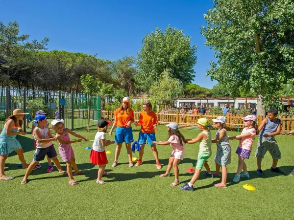 I bambini giocano al tiro alla fune al campeggio Roan Le Castellas.