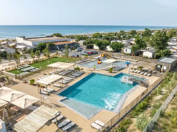 Panoramica della piscina sul mare del Roan camping Le Castellas.