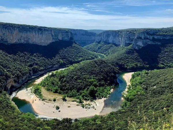 Foto panoramica delle Gorges d'Ardèche al campeggio Roan La Grand'Terre.