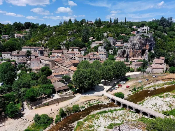 Il villaggio di Labeaume vicino al campeggio Roan La Grand'Terre.