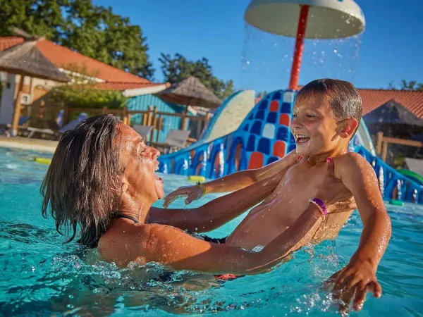 Madre e figlio si divertono in piscina al Roan camping Mayotte Vacances.