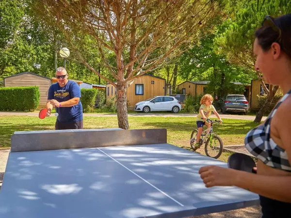 Persone che giocano a ping pong al Roan camping Mayotte Vacances.