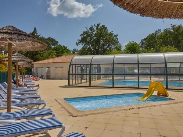 Piscina coperta al campeggio Roan La Clairière.