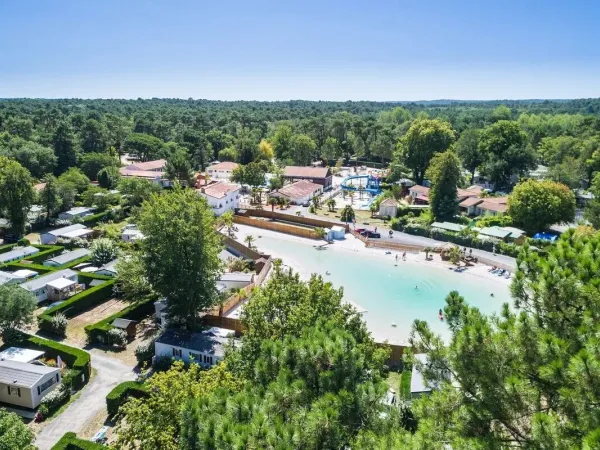 Foto d'insieme della piscina lagunare del campeggio Roan La Clairière.