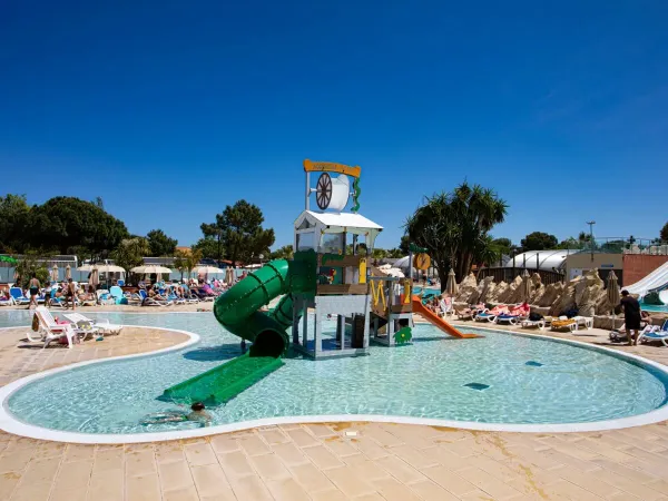 La piscina per bambini con attrezzature da gioco del campeggio Roan Le Soleil de la Méditerranée.