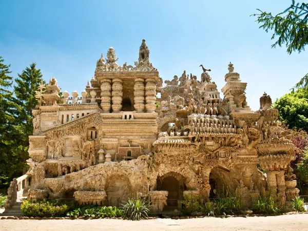 Palais Idéal du Facteur Cheval vicino al campeggio Roan Château de Galaure.