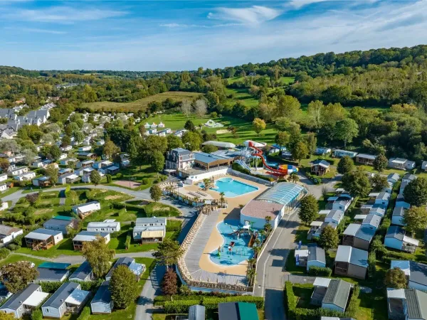 Panoramica del complesso di piscine del Roan camping La Vallée.