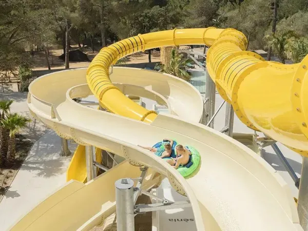 Con uno scivolo per la piscina del campeggio Roan Internacional de Calonge.