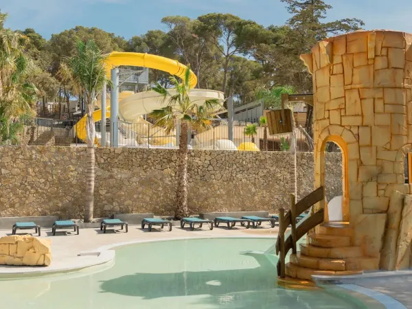 Una panoramica della piscina per bambini e degli scivoli del campeggio Roan Internacional de Calonge.