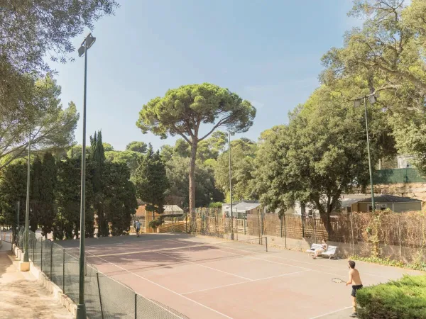 Campo da tennis al campeggio Roan Internacional de Calonge.