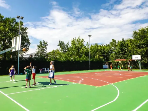 Giocare a basket al campeggio Roan San Francesco.