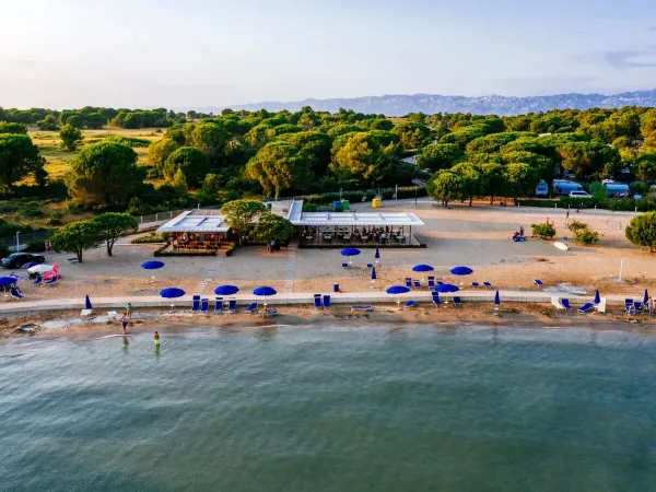 Spiaggia e bar del campeggio Roan di Zaton Holiday Resort.