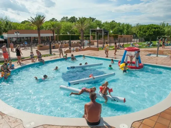 Divertimento nella piscina per bambini del campeggio Roan Playa Brava.