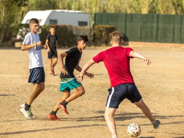 Bambini che giocano a calcio al campeggio Roan di Playa Brava.