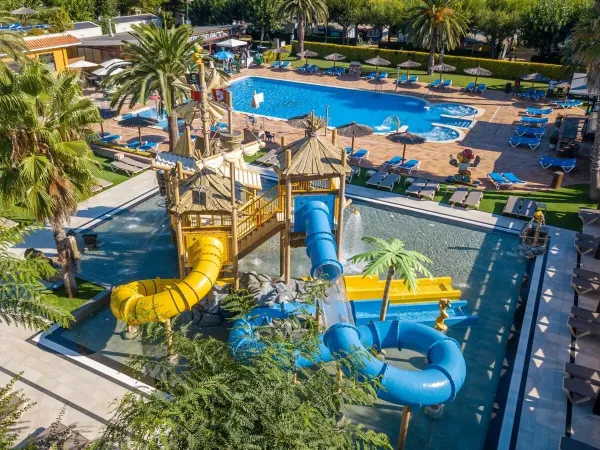 Panoramica della piscina del campeggio Roan La Masia.