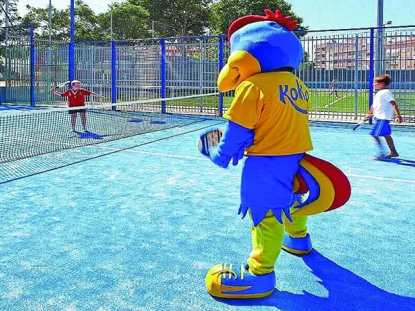 Mascotte sul campo da tennis del campeggio Roan La Masia.