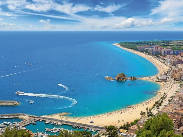 Il bellissimo mare e la spiaggia di Blanes al campeggio Roan La Masia.