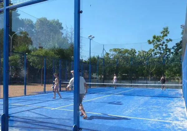 Il campo da padel del campeggio Roan La Masia.