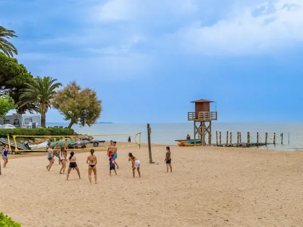 Giocare a beach volley al campeggio Roan Playa Montroig.