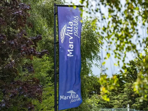 Una bandiera con il logo di Marvilla Parks.